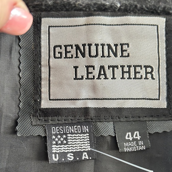 Harley-Davidson Black Vest with Iconic Patches - Picture 2 of 10